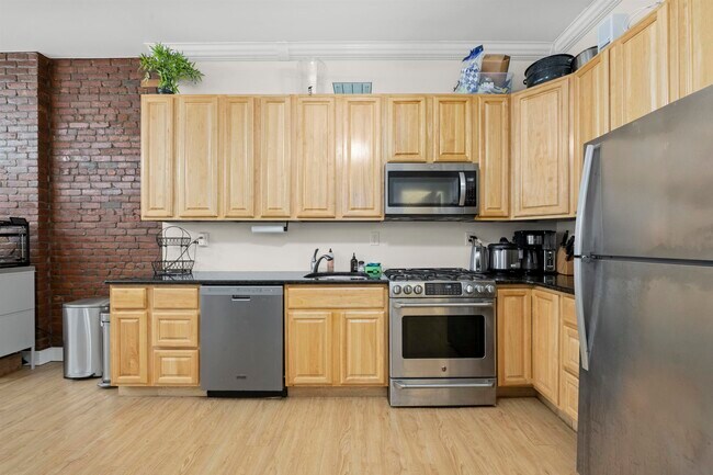 Building Photo - 215 1st St