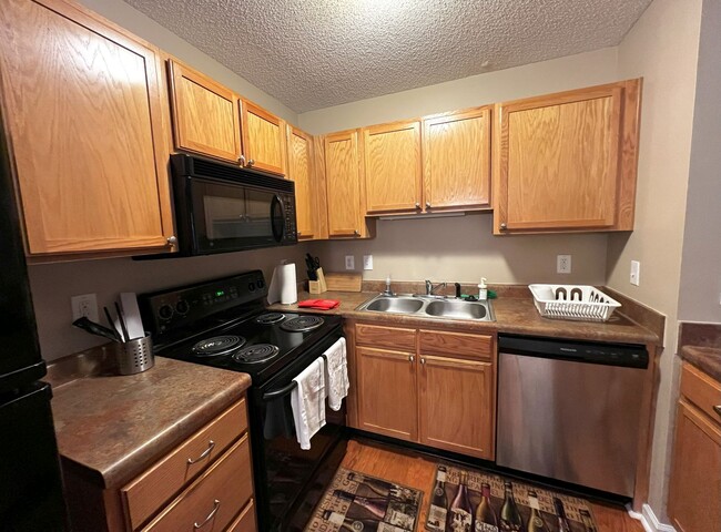 Building Photo - Short Term Rental Now Available!!