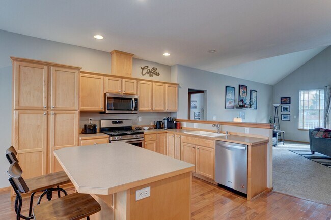 Foto del edificio - Modern 3 Bed 2 Bath Corner Home ** First M...