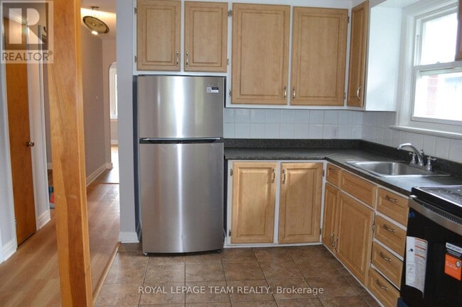 Building Photo - 516 Athlone Ave