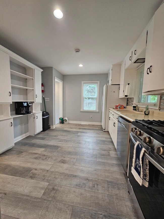 Building Photo - 36 Deerpath Rd