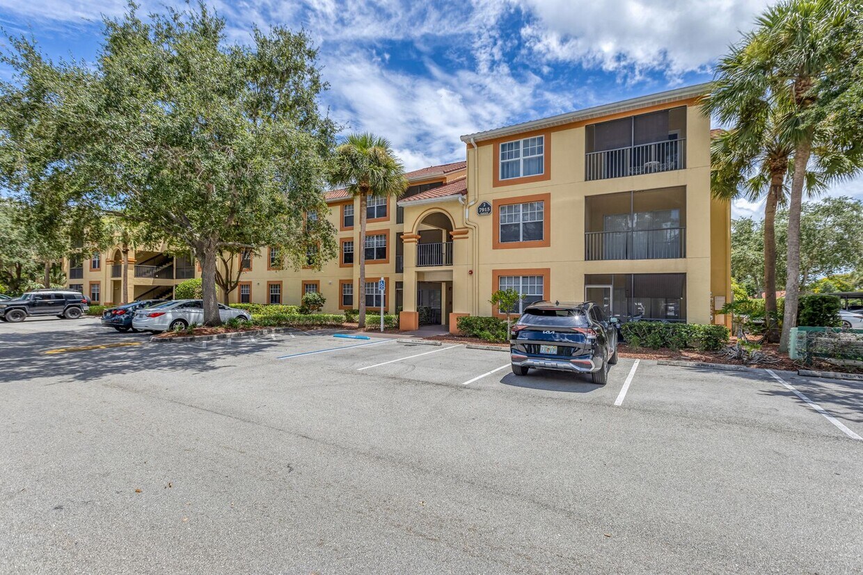 Foto principal - ** FAIRWAY PRESERVE ** 2 BED / 2 BATH COND...