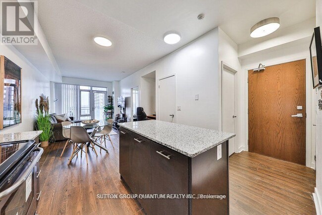 Photo du bâtiment - 360-360 Square One Dr