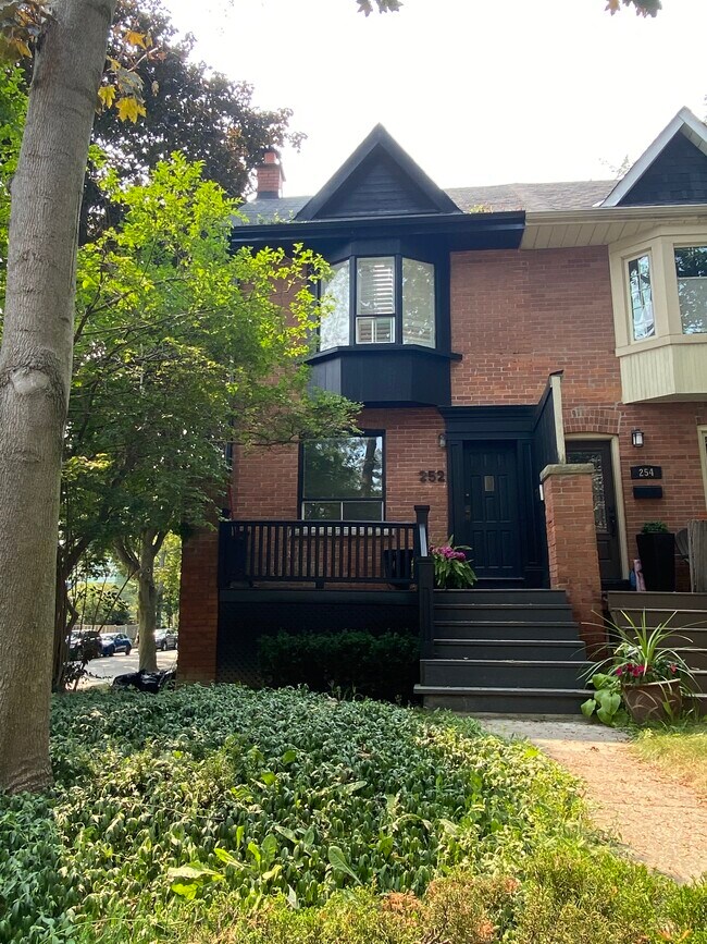 Building Photo - 252 Waverley Rd