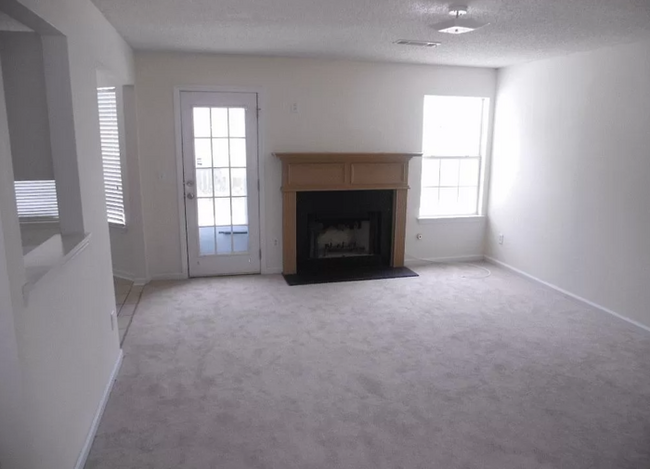 Building Photo - Large 2-Story Home w/4 Bdrs 2.5 Ba, 2 Driv...