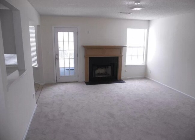 Foto del edificio - Large 2-Story Home w/4 Bdrs 2.5 Ba, 2 Driv...
