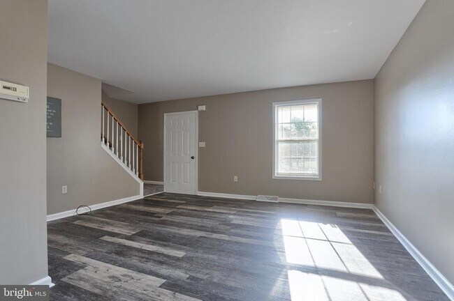 Building Photo - 17 Laurel Dr
