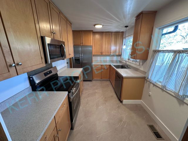 Building Photo - 1160 NW Bella Vista Pl