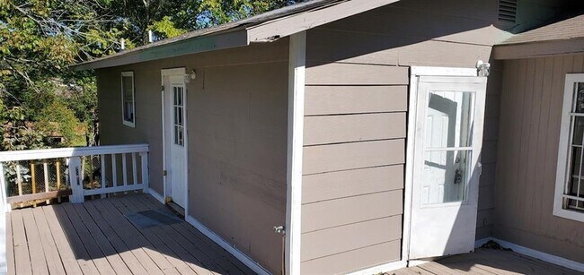 Building Photo - 202 Live Oak