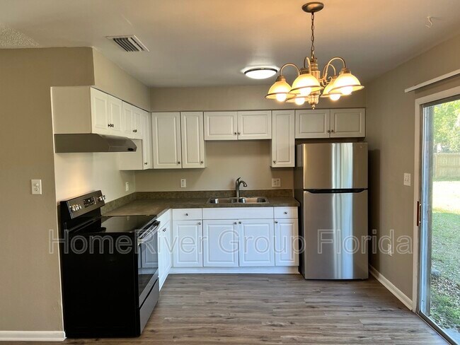 Building Photo - 402 N Finley Ave
