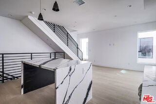 Foto del edificio - 11814 1/2 Gilmore Street, Los Angeles, CA 91606 - 4 BR 4 BA house