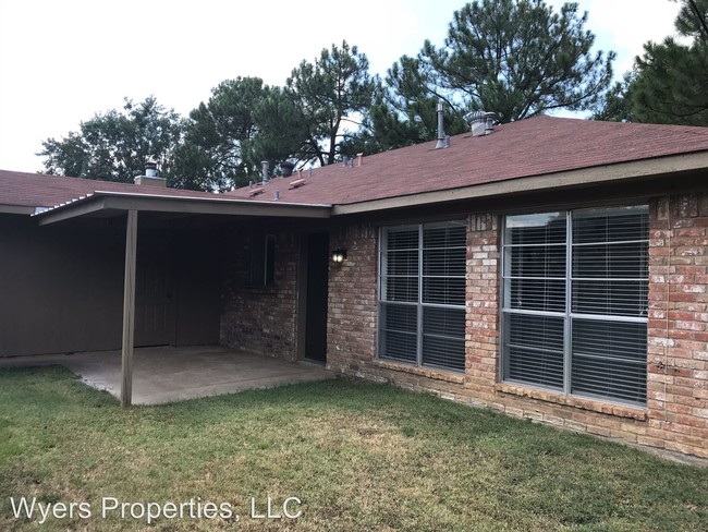 Building Photo - 2107 Oak Hollow St