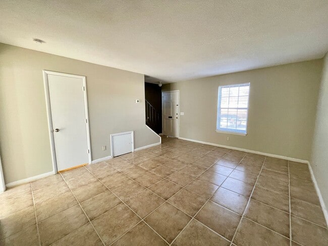 Building Photo - 1704 Devonwood Dr