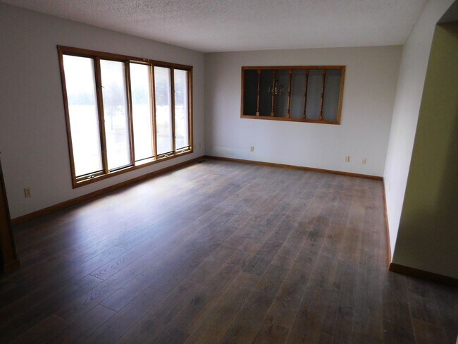 Foto del edificio - Stunning 5 Bedroom 3 Bathroom home!