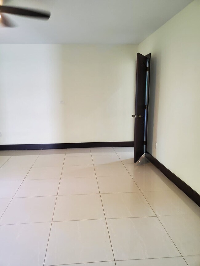 Foto del edificio - 348 South Dr