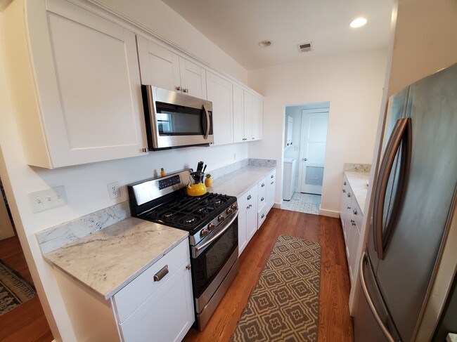 Gas stove with center burner - 2202 E 1st St