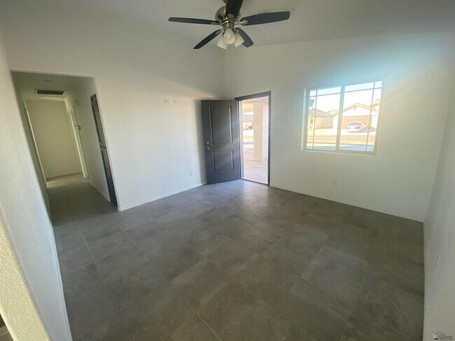 Foto del edificio - 4655 E Los Olivos Dr