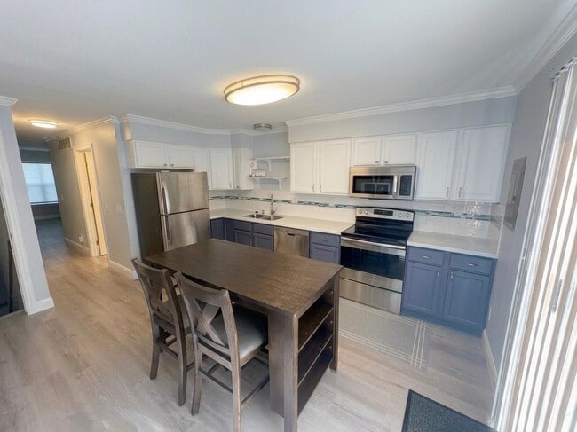 Building Photo - 2076 Oakcrest Cir