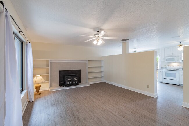 Foto del edificio - 2519 Elderberry Dr