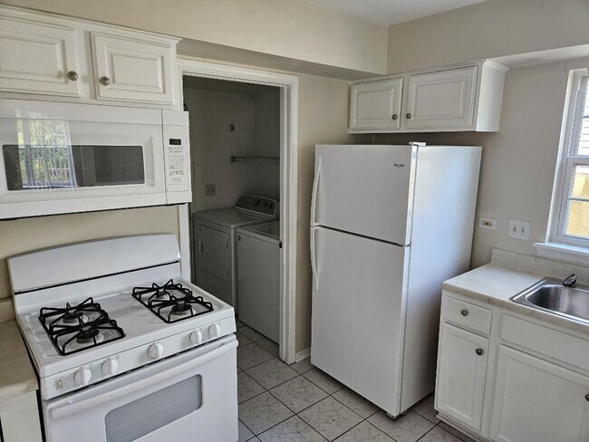 Building Photo - 1042 Viewpoint Dr