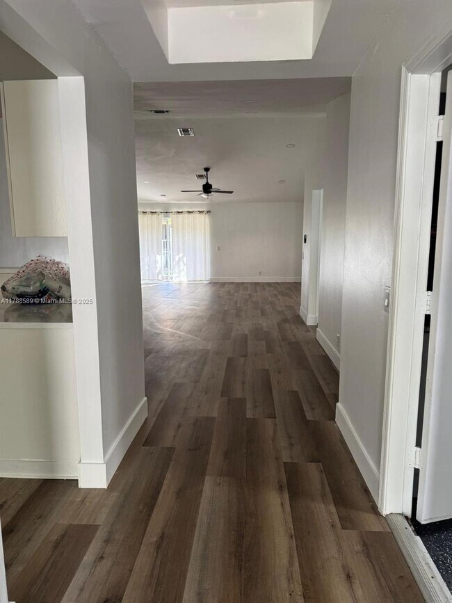 Foto del edificio - 4101 Pine Tree Dr