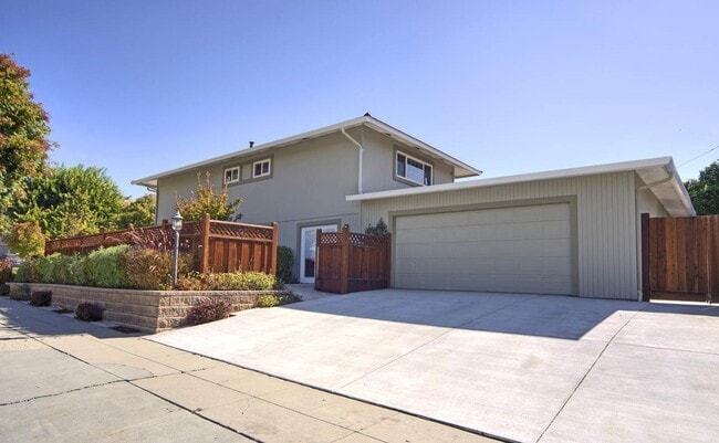 Foto del edificio - 3384 Burgundy Dr