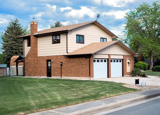 Building Photo - Spacious 4-Bedroom, 3-Bath Home with Finis...