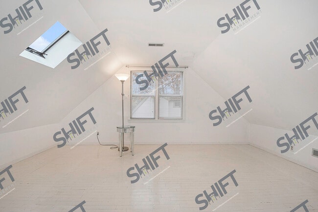 Building Photo - 2146 Lansing - Charming 2 bedroom home in ...