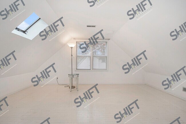 Foto del edificio - 2146 Lansing - Charming 2 bedroom home in ...