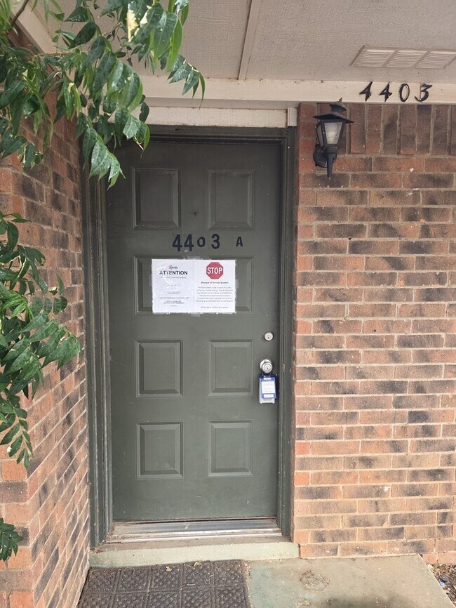 Foto del edificio - 3 bed 2 bath townhome, 2 car garage