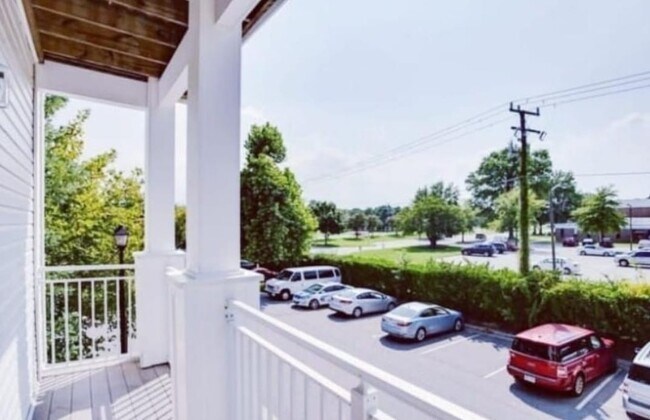 Building Photo - 908 Southmoor Dr