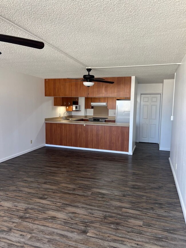 Kukui Plaza - 3 Bedroom 2 Bath 1 Parking - Kukui Plaza - 3 Bedroom 2 Bath 1 Parking Apartment