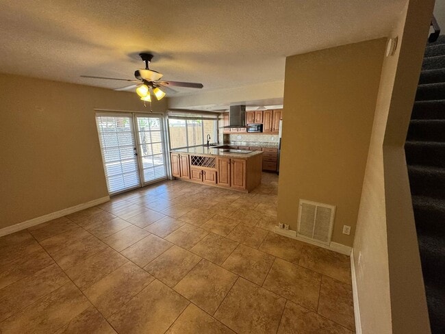 Building Photo - 3 Bedroom - 2  Bedroom - 1656 Sq. Ft - Cas...
