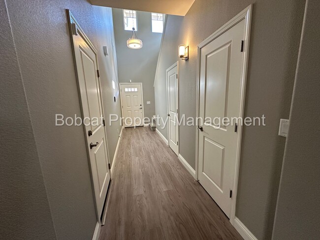 Building Photo - Furnished Townhome, Perfect for Legislativ...