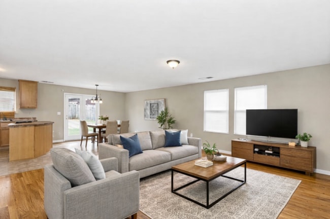Building Photo - Fabulous home with FENCED YARD