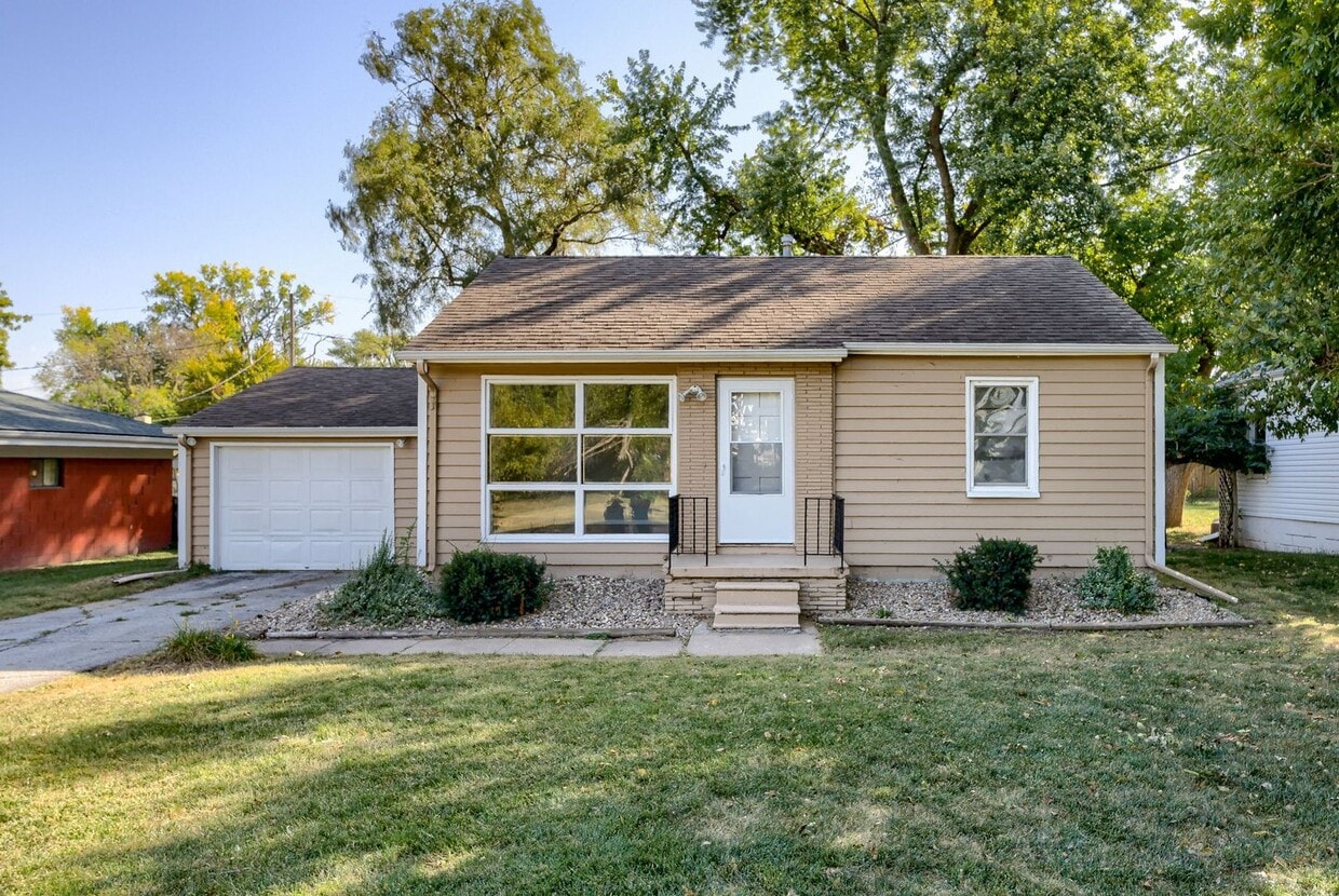 2 Bedroom With Oversized Garage & Prime Location Near 90th & Blondo!! - 2 Bedroom With Oversized Garage & Prime Location Near 90th & Blondo!!