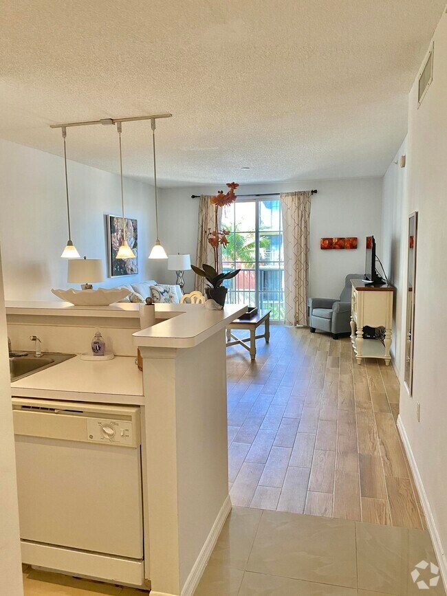 Building Photo - 720 S Sapodilla Ave