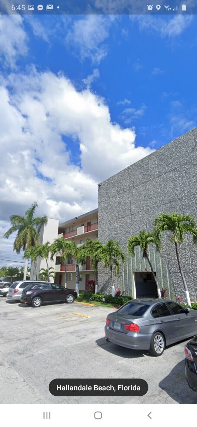 Building Photo - 3181 W Hallandale Beach Blvd