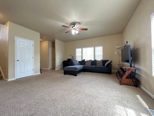 Foto del edificio - 3 Bedroom/2.5 Bathroom House in South Jordan