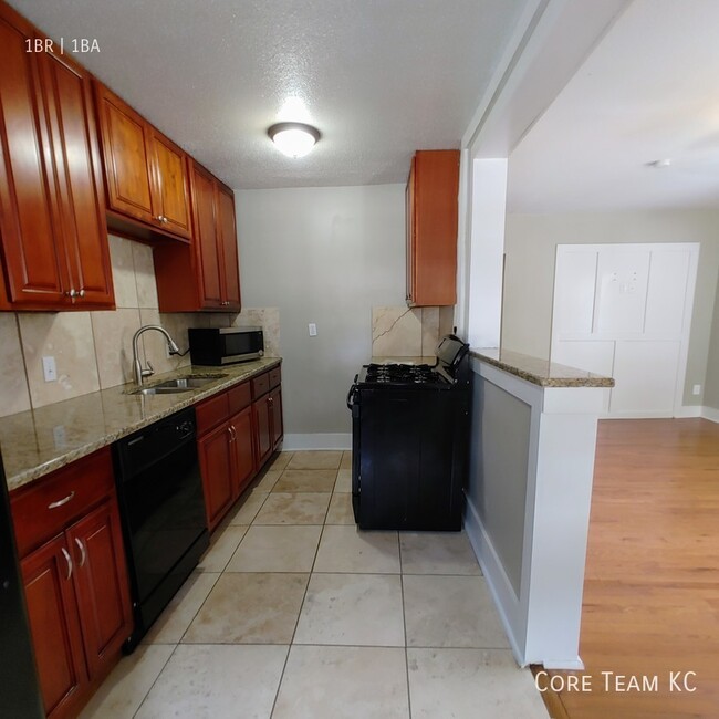 Building Photo - One bedroom with patio in West Plaza!