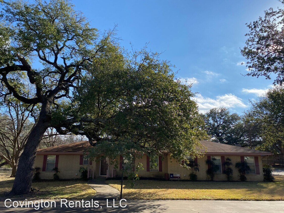 Primary Photo - 3 br, 2 bath House - 404 Lake Rd