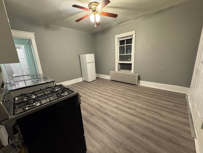 Building Photo - 195 D St