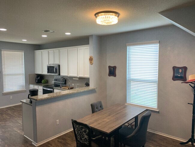 Building Photo - 512 Hummingbird Ln