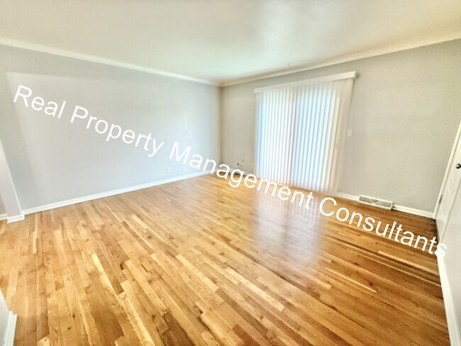 Foto del edificio - 4211 Clark Ave
