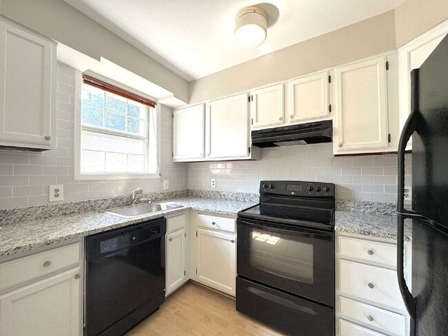 Building Photo - Welcome to this well-maintained top-floor condominium