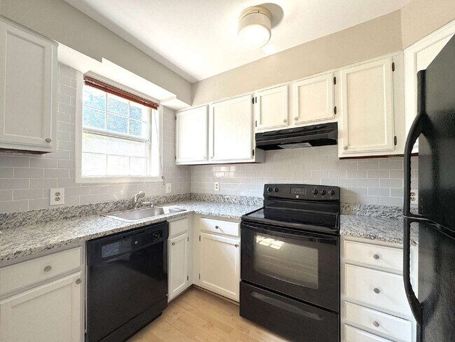 Foto del edificio - Welcome to this well-maintained top-floor condominium