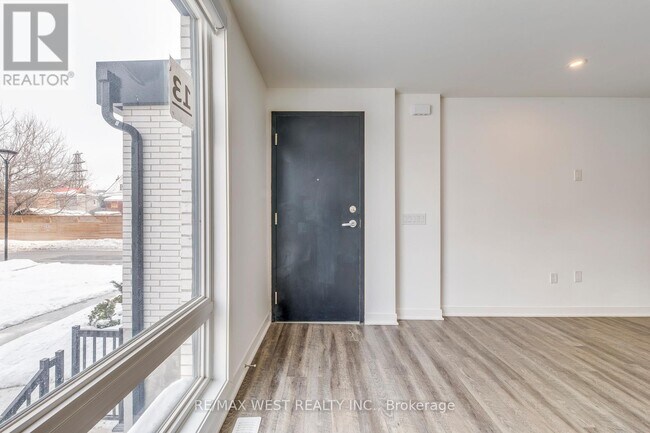 Photo du bâtiment - 10 Ed Clark Gdns