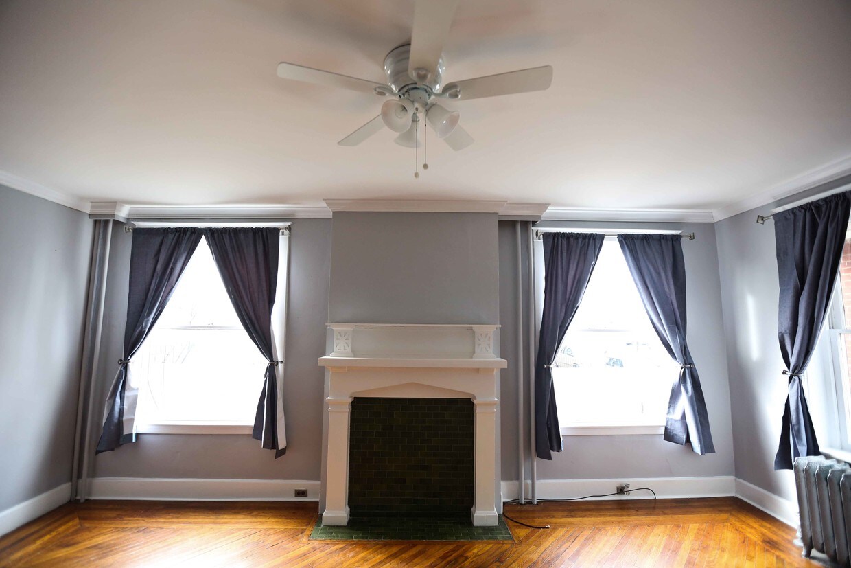 Living room - 10 E James St