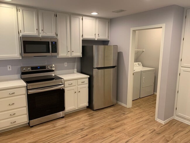 Building Photo - 3 bedroom 2.5 bath Beautifully Updated in ...