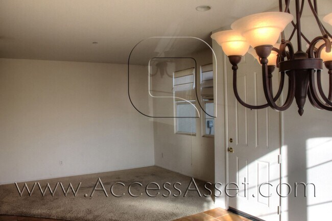 Building Photo - Beautiful 3 Bed/2.5 Bath Townhouse Near La...